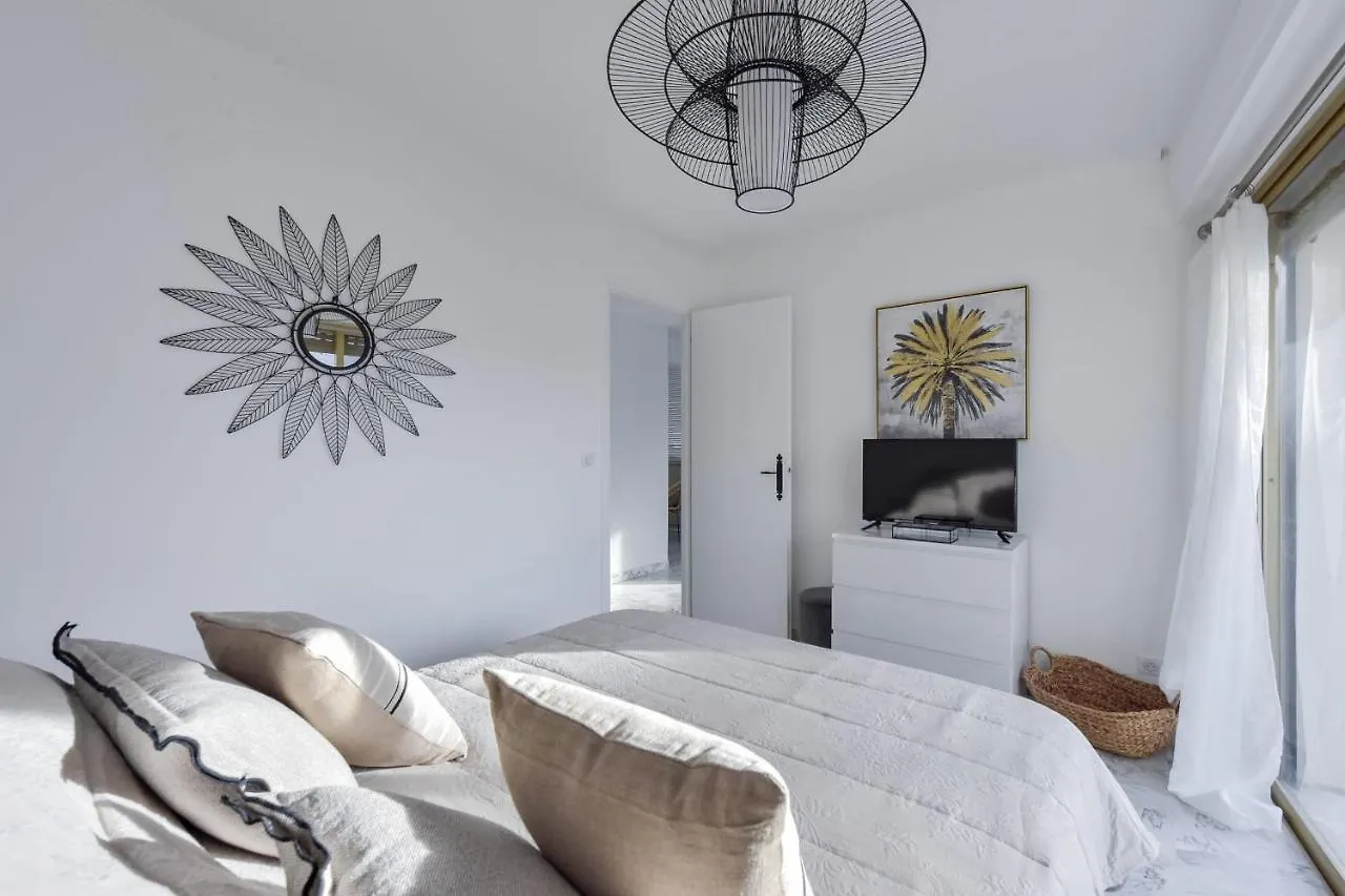 Cannes Palm Beach District 2 Min To The Beaches location